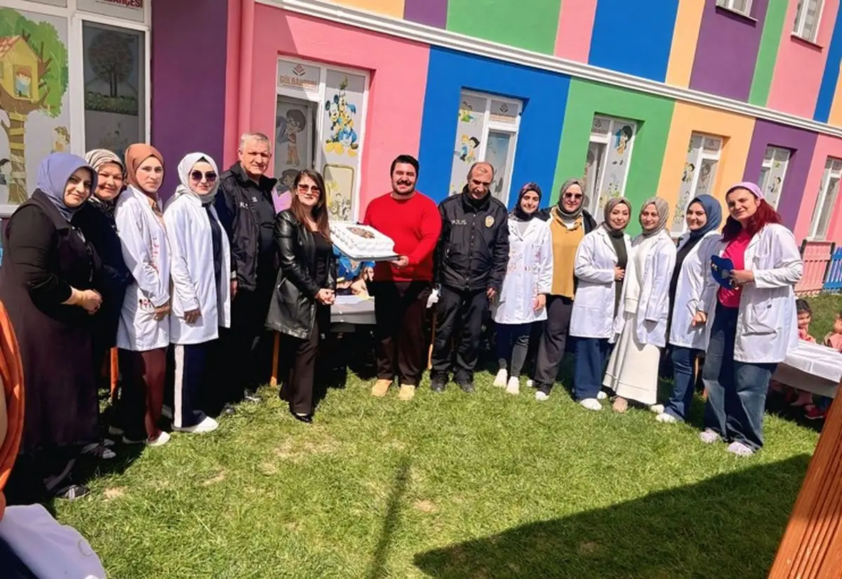 Suluova’da Anaokulu Öğrencileri, Polis Haftası’nda Şaşırtıcı Bir Sürprizle Polislere Destek Oldu