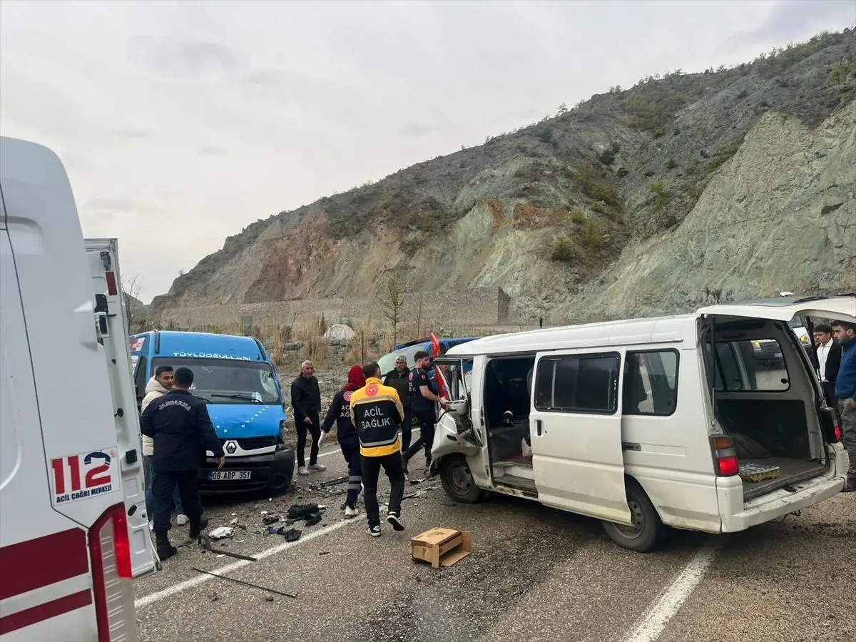 Ardanuç'ta Panelvan ve Kamyonet Çarpışması: 3 Kişi Yaralı