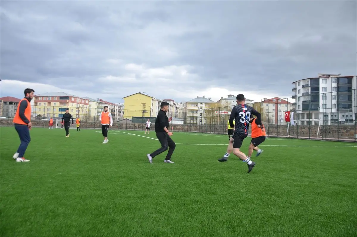 Polis haftası etkinliği Bulanık'ta futbol sahasında