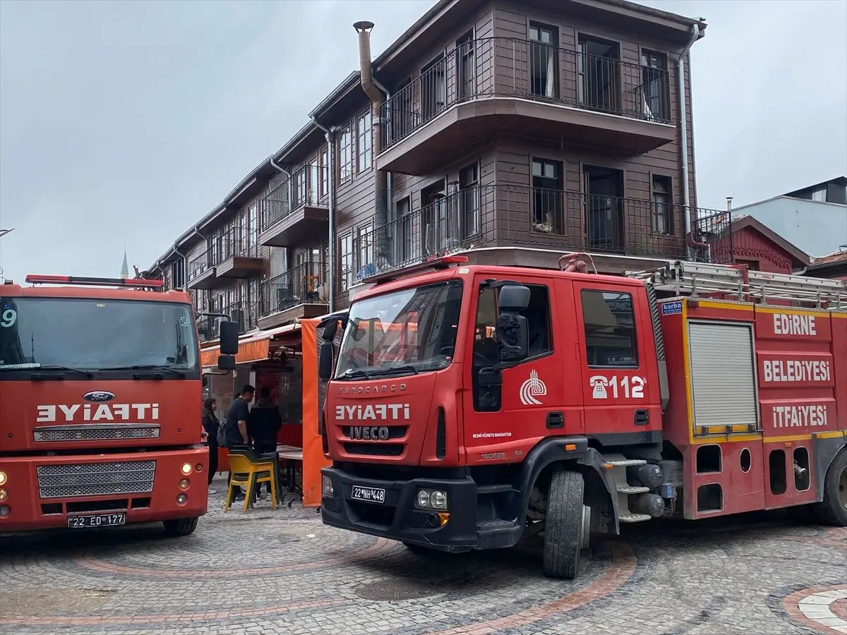 Edirne'de Dönerci Bacası Yangını Kontrol Altına Alındı