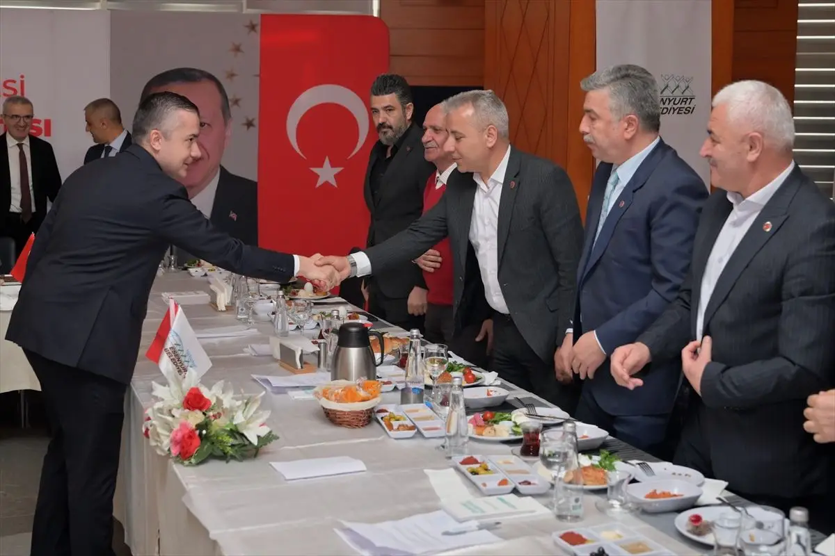 Esenyurt Belediye Başkan Vekili Can Aksoy muhtarlarla bir arada