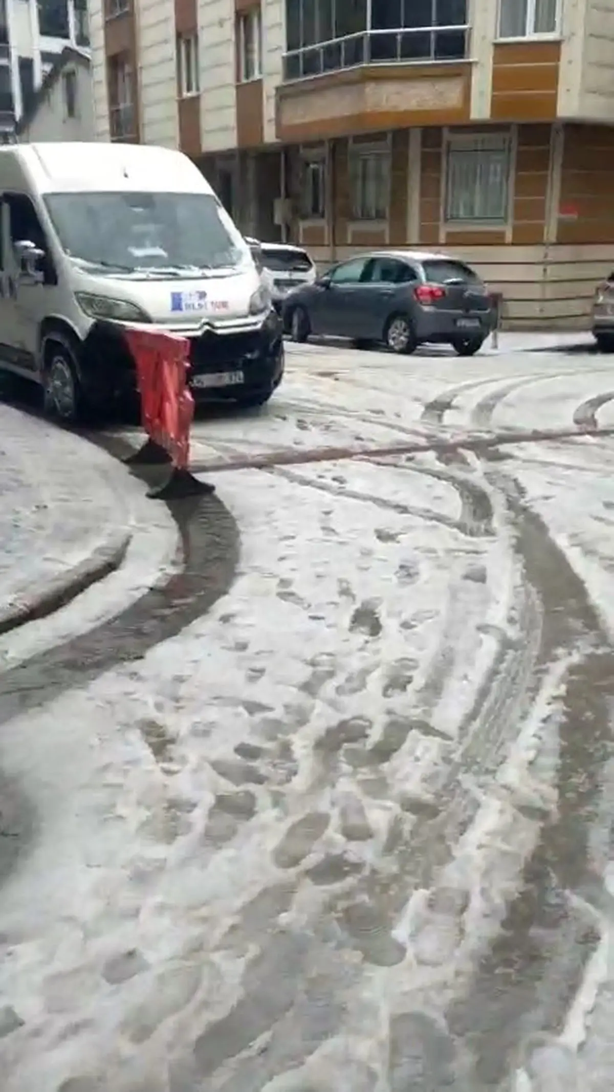 İstanbul’da Ani Dolu Yağışı Şehir Sokaklarını Beyaza Döktü