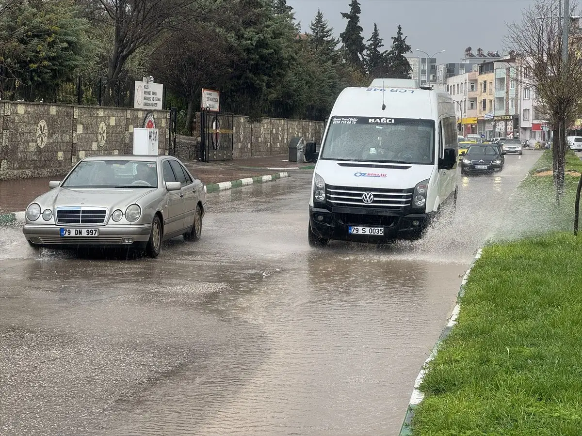 Kilis’te sağanak yağış sonrası su birikintileri