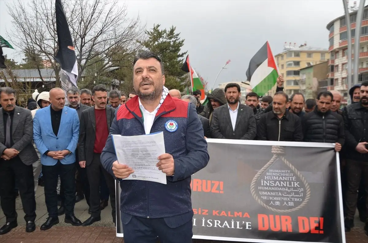 Muş'ta protestoya katılan kalabalık