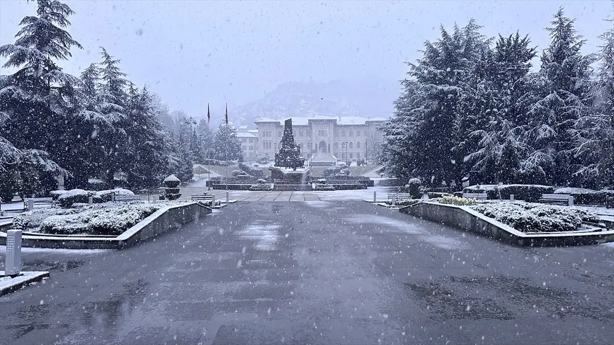 Samsun ve Kastamonu’da Şiddetli Kar Yağışı Şehirleri Beyaza Çevirdi