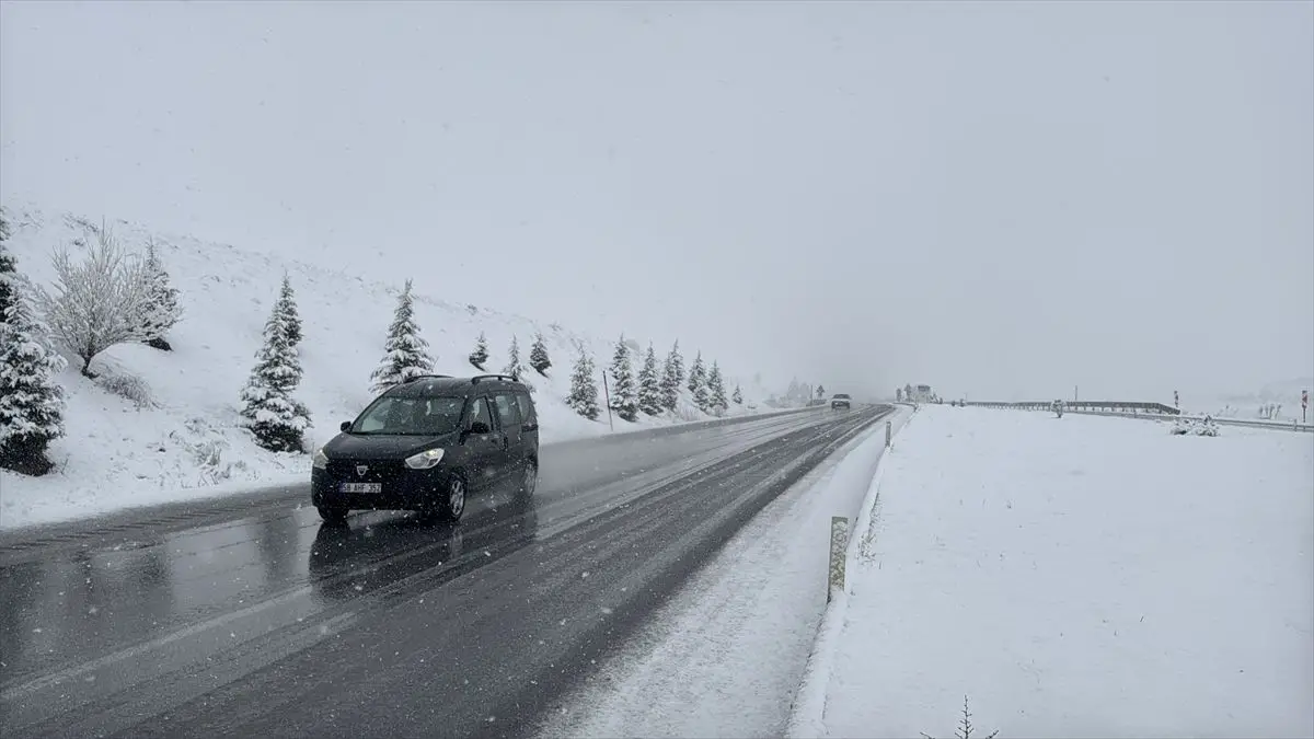 Tokat‑Sivas Karayolunda 30 cm Kar Birikintisi Trafiği Zorlaştırıyor