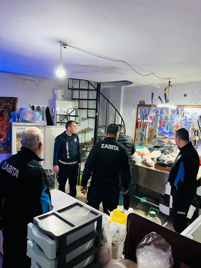 Kasap tezgâhındaki bozulmuş etlerin yakın planı