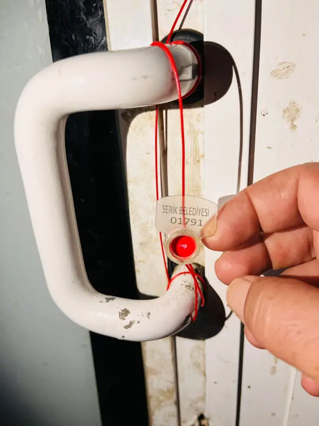 Denetim ekipmanlarıyla çalışan memur