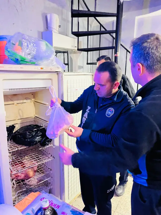 Mühürlenmiş kasap dükkanının kapısı