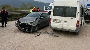 Osmaneli'de Minibüs Çarpması: 3 Yaralı, Trafik Yoğunluğu Artıyor