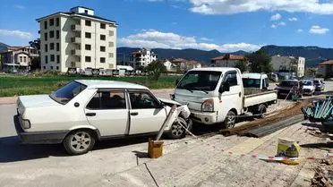 Bucak'ta Park Halindeki Kamyonete Çarpan Araç Sürücüsü Hastaneye Sevk Edildi
