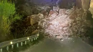 Fethiye'de Yamaçtan Düşen Kayalar Trafiği Felçledi