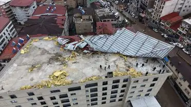 Şemdinli’de Şiddetli Fırtına Binanın Çatısını Uçurdu