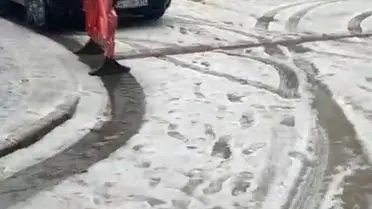 İstanbul’da Ani Dolu Yağışı Şehir Sokaklarını Beyaza Döktü