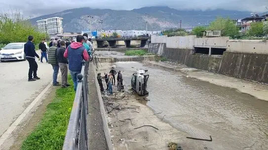 İskenderun’da Otomobil Kanala Düşerek Anne ve Bebeği Tehlikeye Attı
