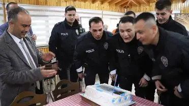 Polis memurları çocuklarla birlikte fotoğraf çektirdi
