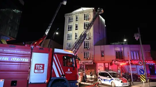 Küçükçekmece'de Otel Yangını Kontrol Altına Alındı, İki Kişi Kurtarıldı