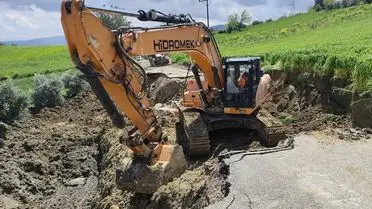 Kadirli'de Şiddetli Sağanak Sonrası Köy Yolu Çöküşü