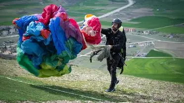 Komiser Oğuz Er, Yamaç Paraşütüyle Polis Haftasını Gökyüzünde Kutladı