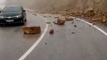 Tokat'ta Şiddetli Yağış Sonrası Yol Kayalarıyla Kapandı: Temizlik Çalışmaları Başladı