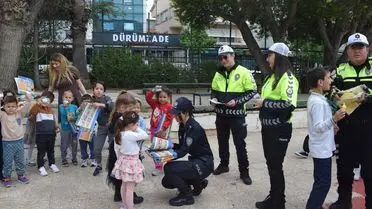 Marmaris’te İlkokul Öğrencileri, Polis Haftasını Renkli Sürprizle Kutladı