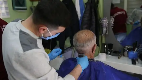 Niğde’de Hükümlüler, Huzurevi Yaşlılarına Ücretsiz Kuaför Hizmeti Sunuyor