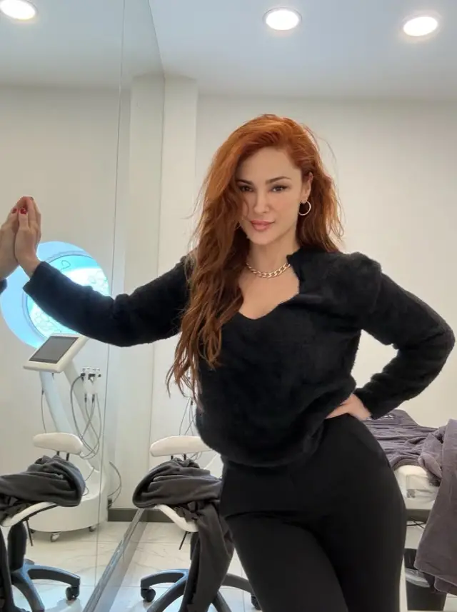 Set ortamında Mine Tugay