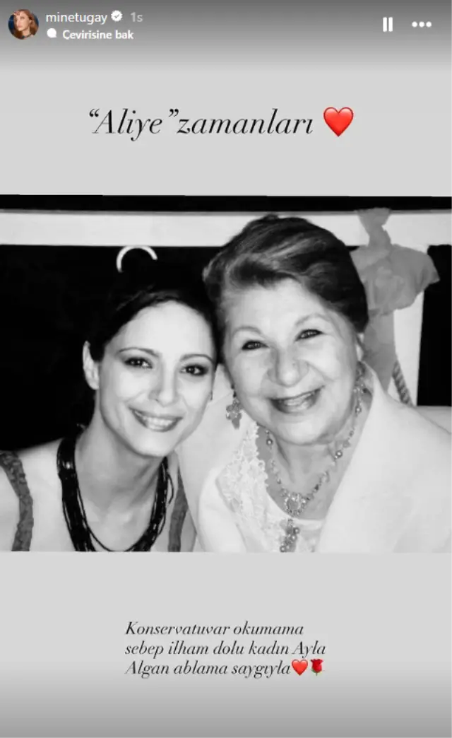 Kamera önünde gülümseyen ikili