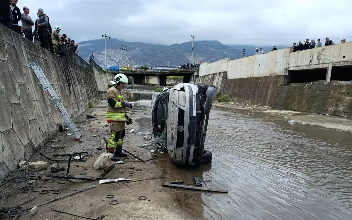 İskenderun’da kanal içinde devrilen otomobilin görüntüsü