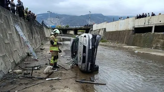 İskenderun’da Kanal İçinde Devrilen Otomobilde Anne ve Bebek Hayatta Kaldı