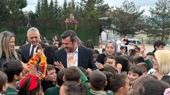 Karabük’te Belediye Başkanı Çetinkaya, Şehit Mehmet Dinçel İlkokulu’nda Öğrencilerle Buluştu