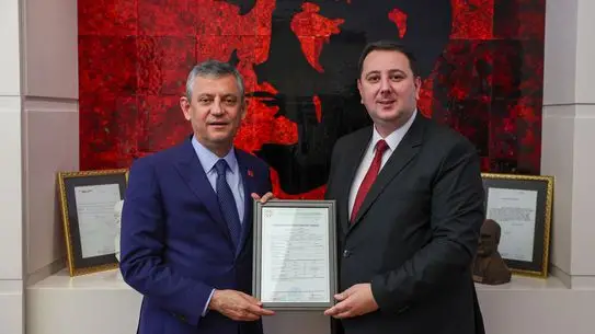 Özgür Özel ve Enes İbrahim'in Kuzey Makedonya Görüşmesi: Siyasi Diyalog ve Kültürel Hediyeler