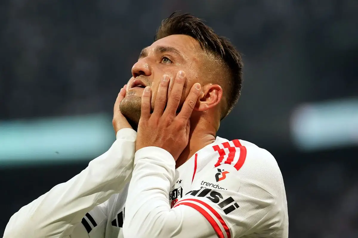 Beşiktaş taraftarları Cengiz Ünder’e ıslıkla tepki gösteriyor