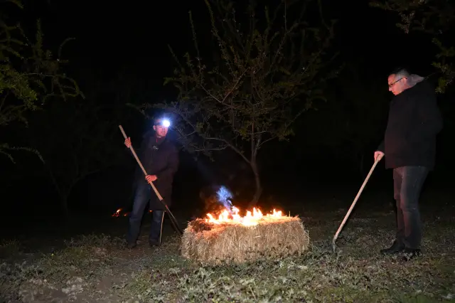 Demirci’de don nöbeti yapan çiftçiler