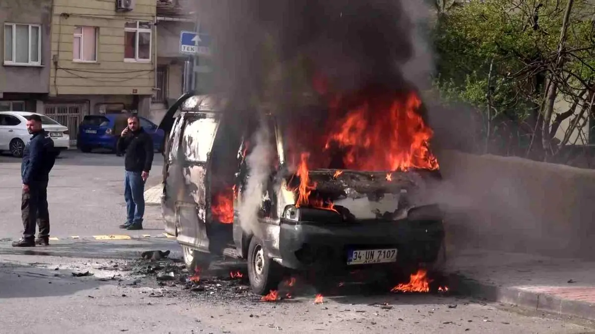 Ataşehir'de Park Halindeki Minibüs Ateşe Verdi: Görgü Tanıkları Patlama Seslerini Duydu