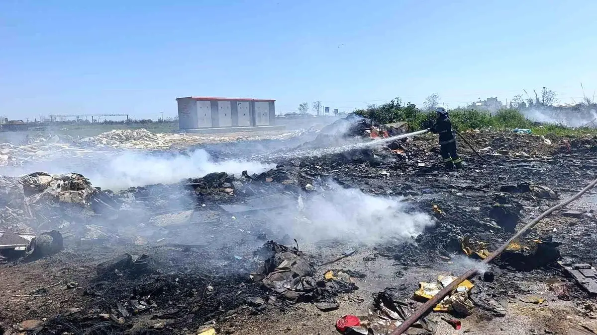 Manavgat'ta çöp yangınına müdahale eden itfaiye ekipleri