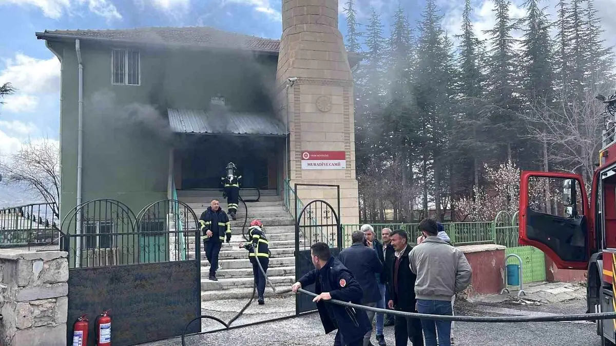 Niğde Muradiye Camii'nde Çıkan Yangına İtfaiye Ekipleri Hızlı Müdahale Etti