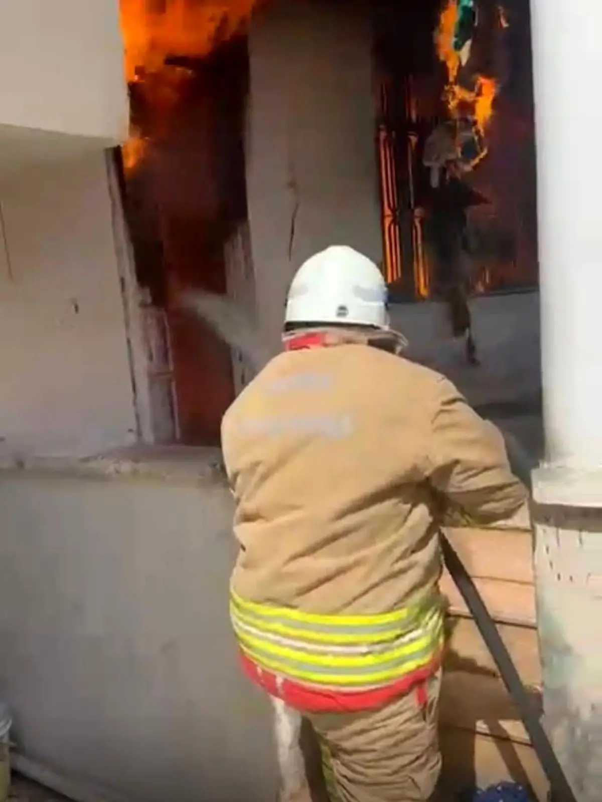 Reyhanlı'da itfaiye ekiplerinin yangın müdahalesi