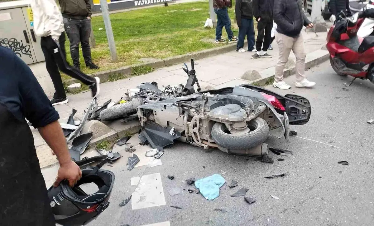 Sultangazi'de Trafik Kazası: Hafif Ticari Araç Dönüş Yapan Motosikleti Çarptı