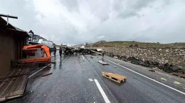 Bitlis‑Van Karayolunda İş Makinesi ve Tır Çarpıştı: 3 Kişi Yaralandı