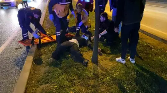 İnegöl'de Telefonunu Alırken Araç Çarptı: Sürücü ve Yaya Ağır Yaralandı