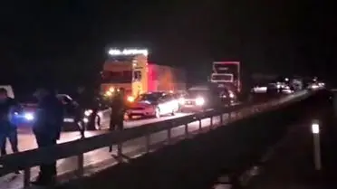 Erzurum’da Buzlu Yol Kazası: Jandarma Araçları Zincirleme Çarptı, 2 Asker Yaralandı