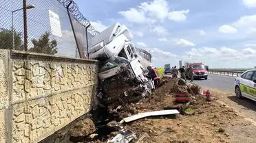 Mardin'in Nusaybin İlçesinde Yakıt Tankeri Duvara Çarparak Kontrolünü Kaybetti