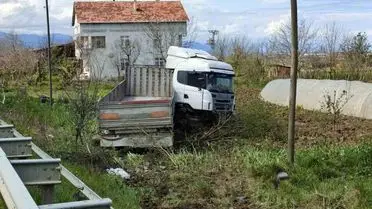 Samsun Alaçam’da Tır Kayarak Tarla’ya Çıktı, Sürücü Hastaneye Alındı