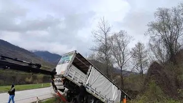 Tokat’ın Reşadiye İlçesinde Tır Devrildi: 3 Yaralı ve 6 Hayvan Hayata Veda Etti