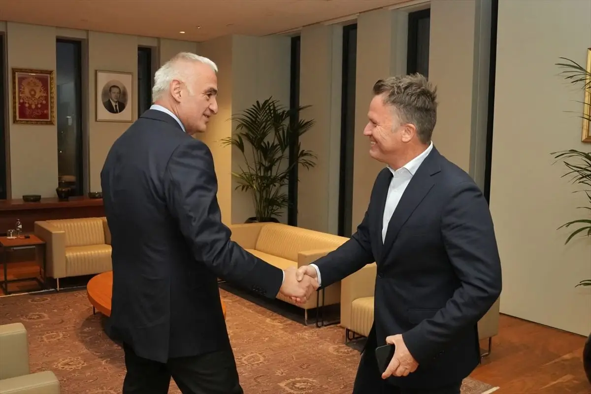 Bakan Ersoy ve Jet2-Dertour temsilcileri