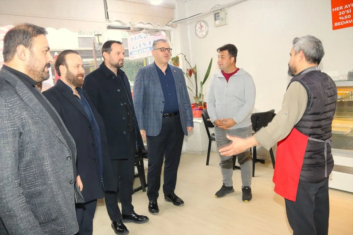 Hasan Çilek Taşova’da esnafla görüşüyor