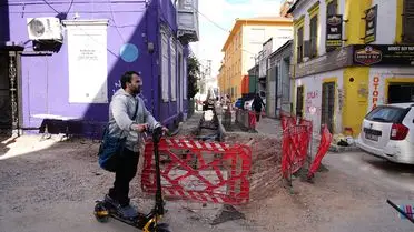 Alsancak’ta Süregelen Altyapı Çalışmaları Esnaf ve Yaya Trafiğini Zor Duruma Sokuyor