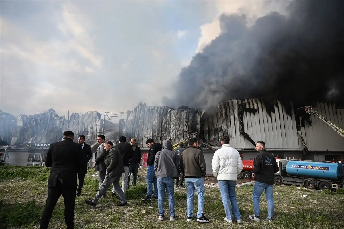 Ankara Yenimahalle'de Mobilya Deposu Yangını Hızla Söndürüldü