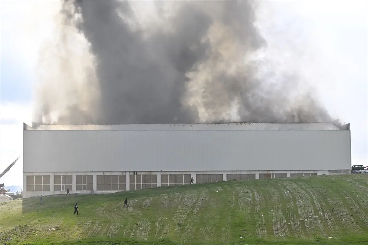 Yenimahalle'de Mobilya Deposunda Şiddetli Yangın: İtfaiye Ekipleri Hızlı Müdahale Etti